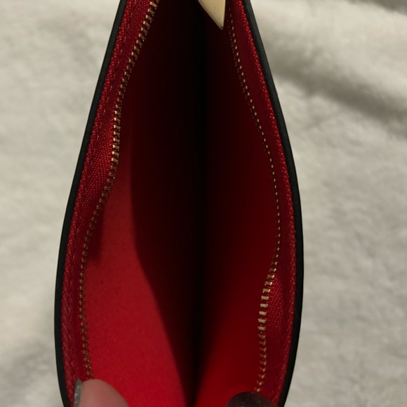 CHRISTIAN LOUBOUTIN
Nappa Embossed Small East West Cabata Tote White
Size - Picture 2 of 7